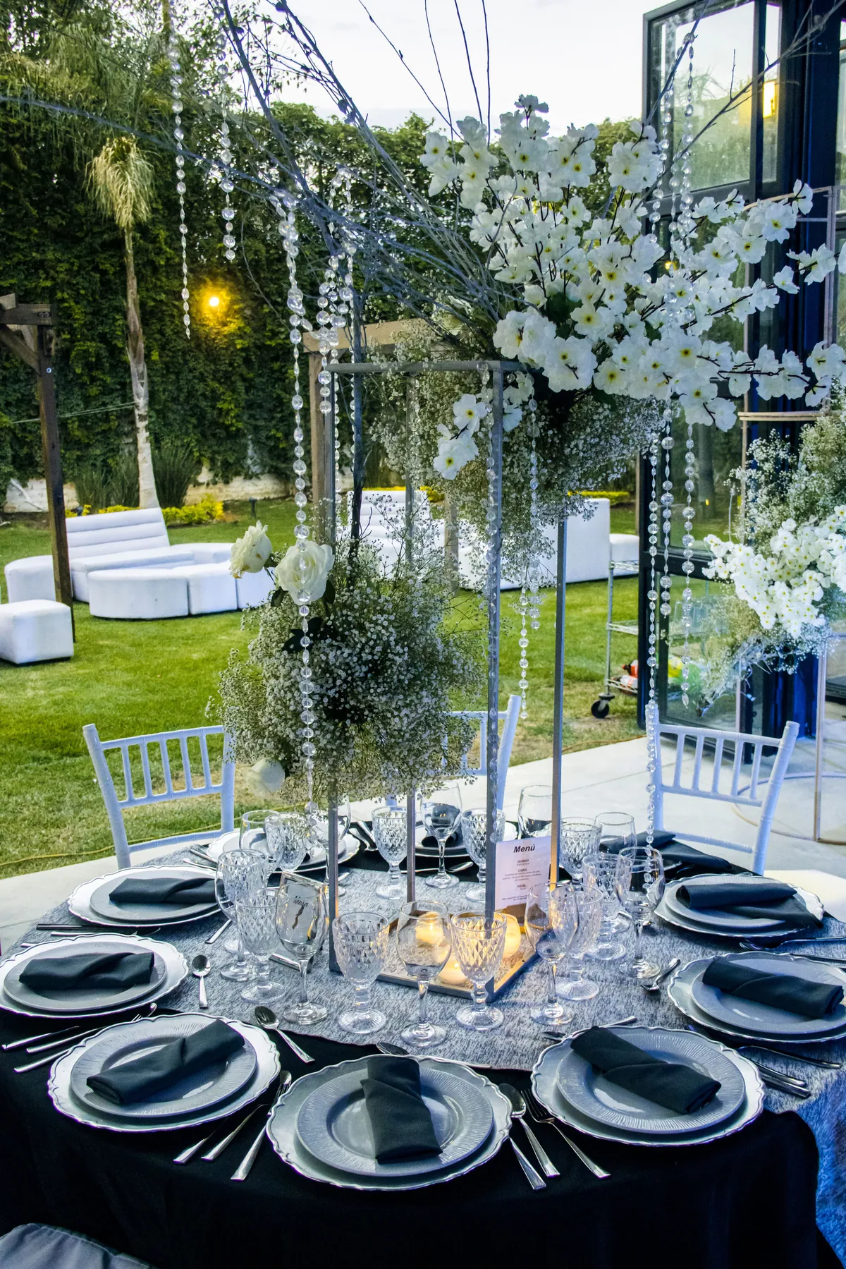 Ambientación elegante al aire libre por Bennu Eventos